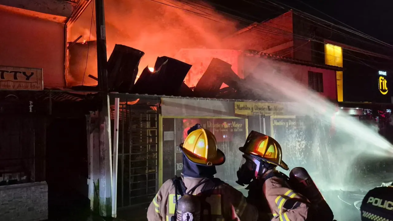 Fotos: Tres locales y una vivienda en Rionegro afectados por incendio que ya fue controlado por bomberos Tres locales y una vivienda en Rionegro afectados por incendio que ya fue controlado por bomberos