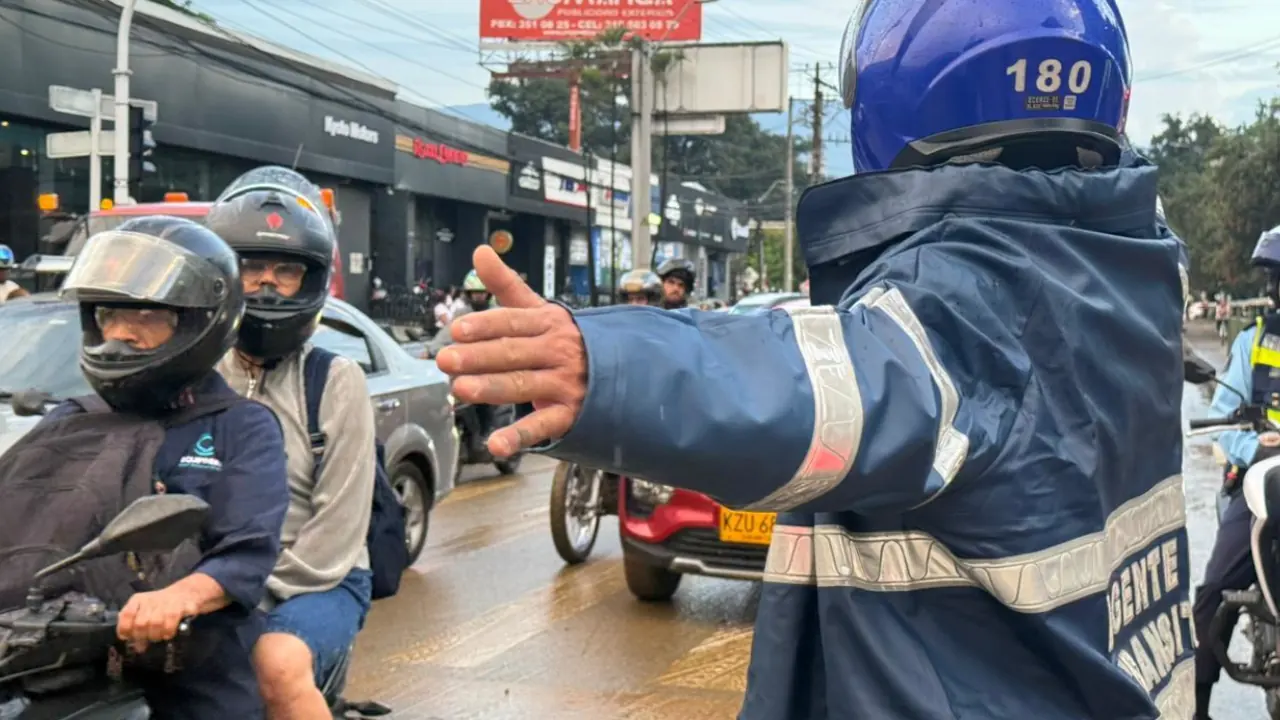 50 agentes de tránsito controlaron seis puntos afectados en El Poblado tras desbordamiento de quebrada
