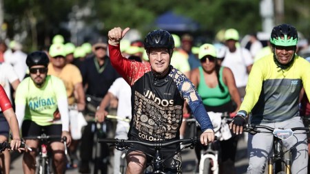 Aníbal Gaviria inició en Urabá una gira nacional en bicicleta por la Presidencia