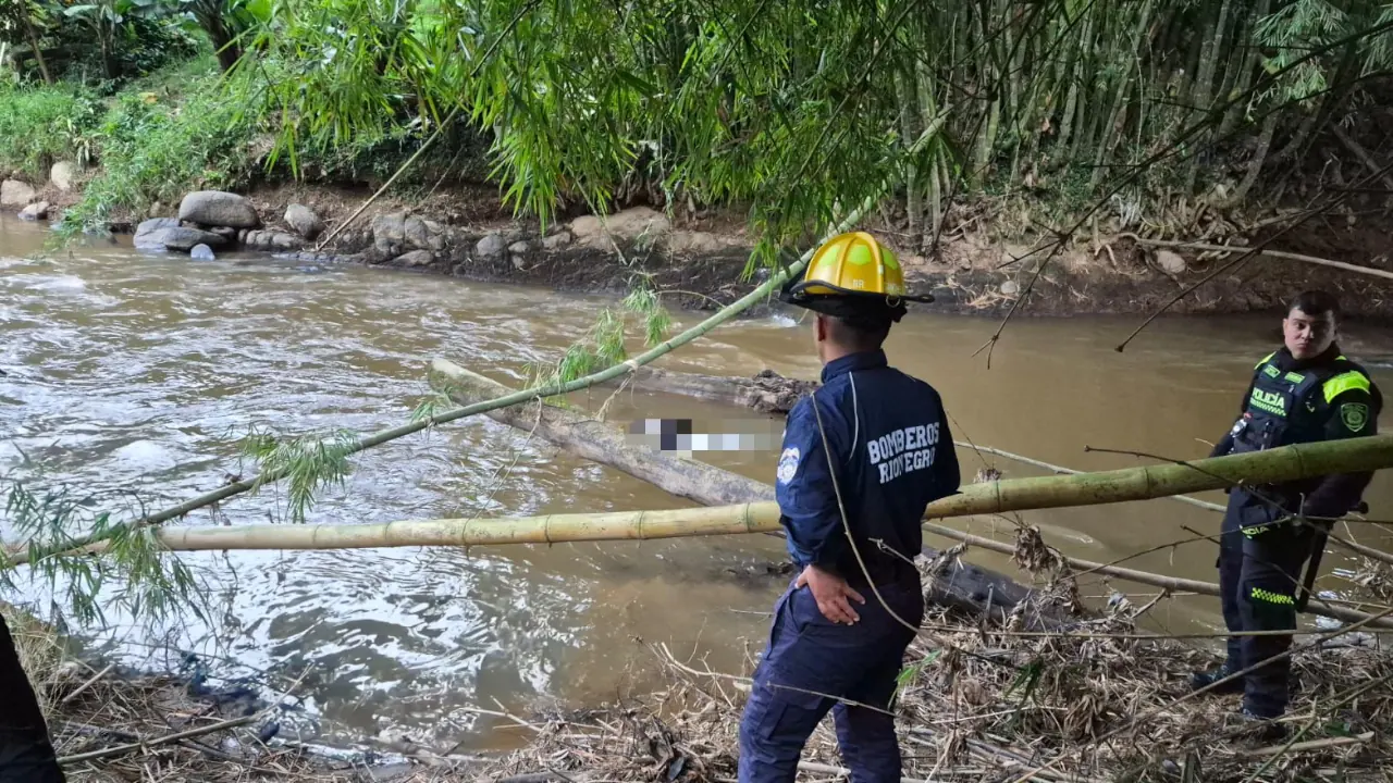 Bomberos de Rionegro rescatan cuerpo sin vida en río del municipio
