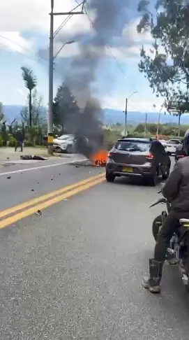 Dos motos chocaron en la variante Las Palmas; una mujer murió