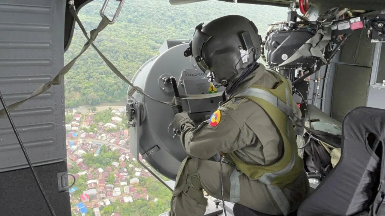 Fuerza Aeroespacial Colombiana lanzan volantes con mensajes de desmovilización en la vía Medellín - Quibdó
