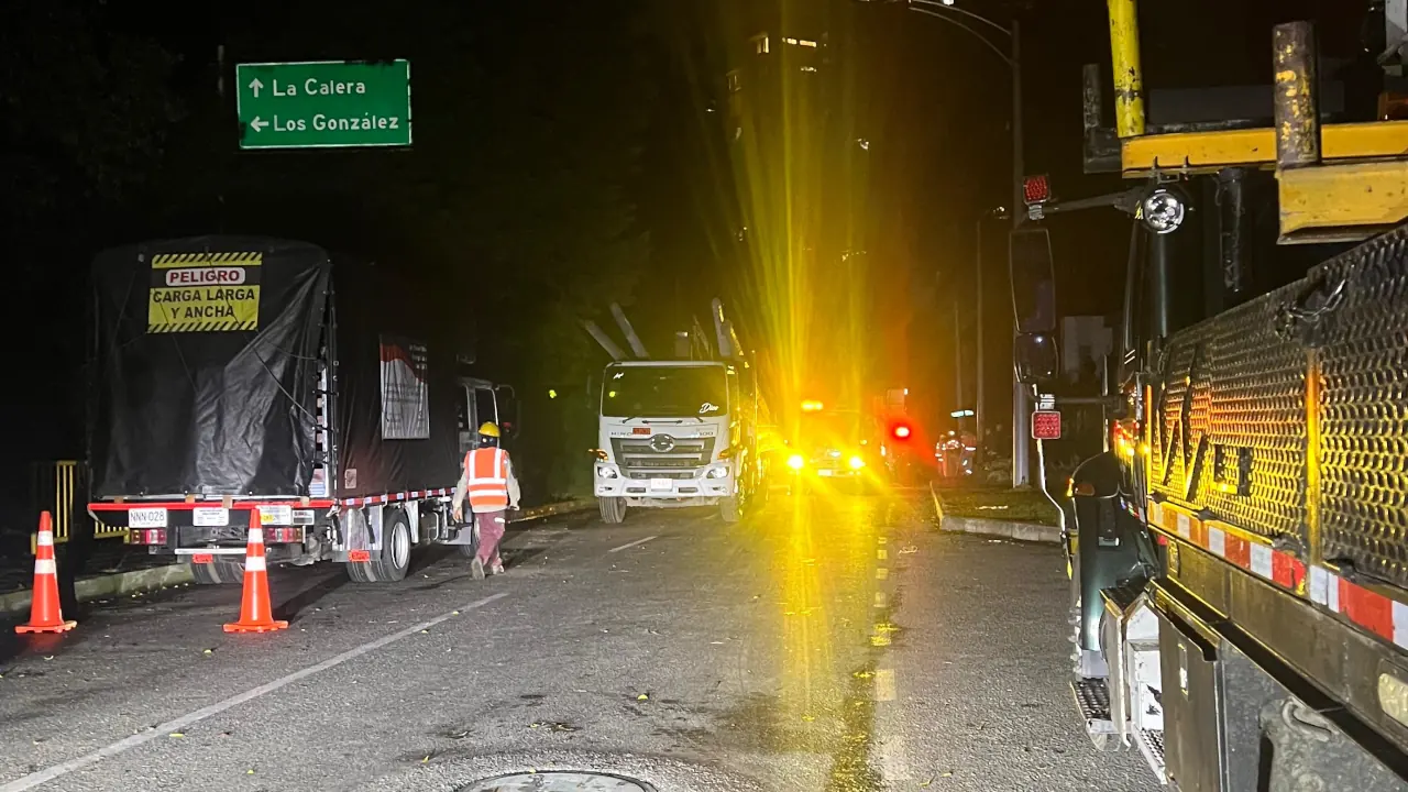Lluvias generan interrupciones de energía en varios sectores de Medellín, EPM mantiene labores nocturnas Lluvias generan interrupciones de energía en varios sectores de Medellín, EPM mantiene labores nocturnas