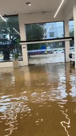 Lluvias provocan inundaciones en la avenida Las Vegas a la altura de Monterrey