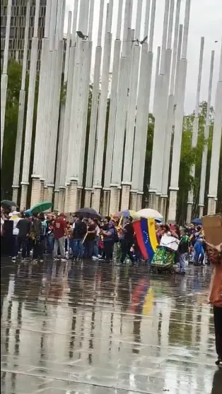 Parque de Las Luces en Medellín se llena de ciudadanos venezolanos celebrando captura de Maduro