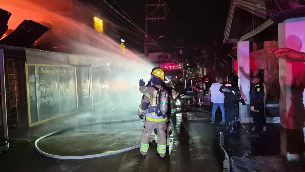 Fotos: Tres locales y una vivienda en Rionegro afectados por incendio que ya fue controlado por bomberos 5 Tres locales y una vivienda en Rionegro afectados por incendio que ya fue controlado por bomberos