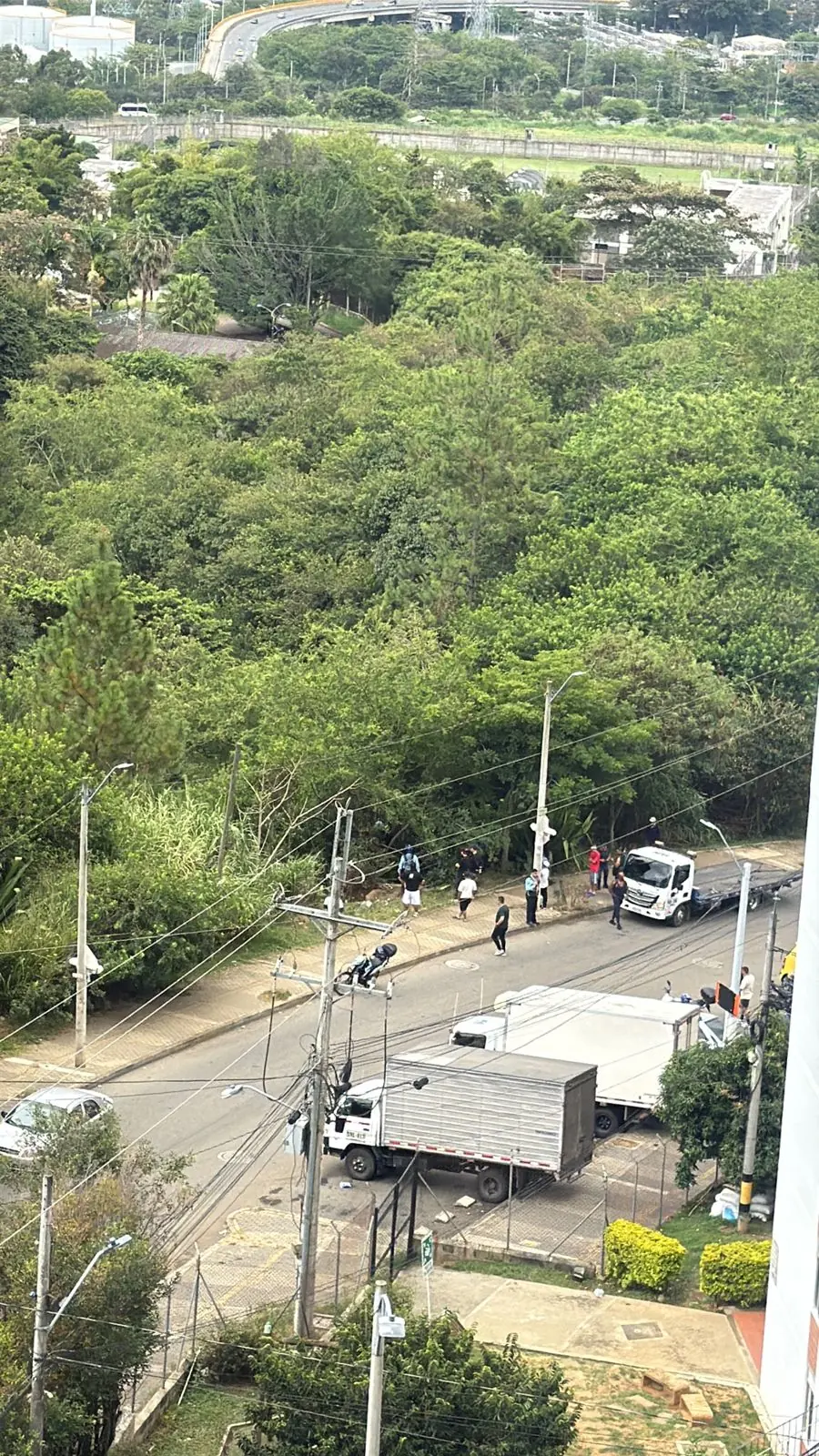 Vehículo, al parecer, perdió los frenos y terminó en una cañada en Bello