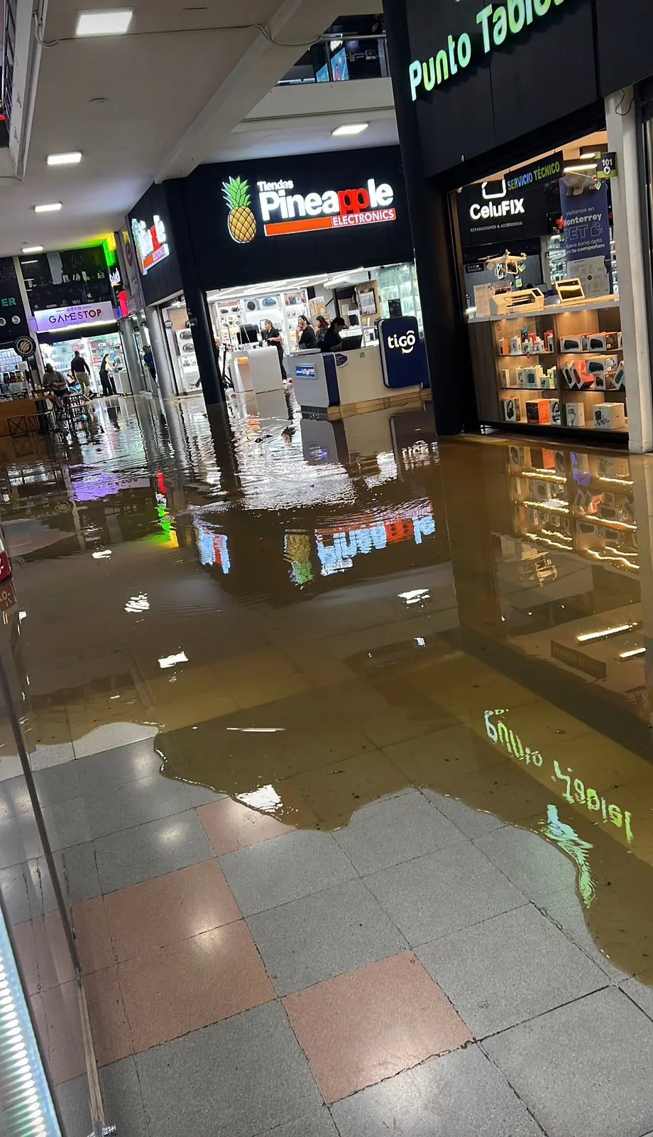 Lluvias provocan inundaciones en la avenida Las Vegas a la altura de Monterrey