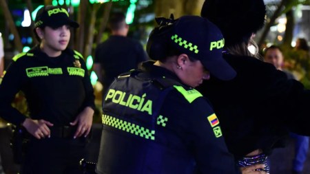 En Colombia se registraron casi 30 mil llamadas por presunta corrupción Policía atendió más de 1.500 llamadas por riñas y quema de pólvora en el Valle de Aburrá durante fin de año