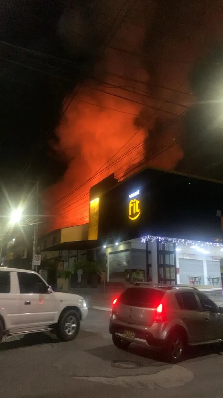 Fotos: Tres locales y una vivienda en Rionegro afectados por incendio que ya fue controlado por bomberos 3 Tres locales y una vivienda en Rionegro afectados por incendio que ya fue controlado por bomberos