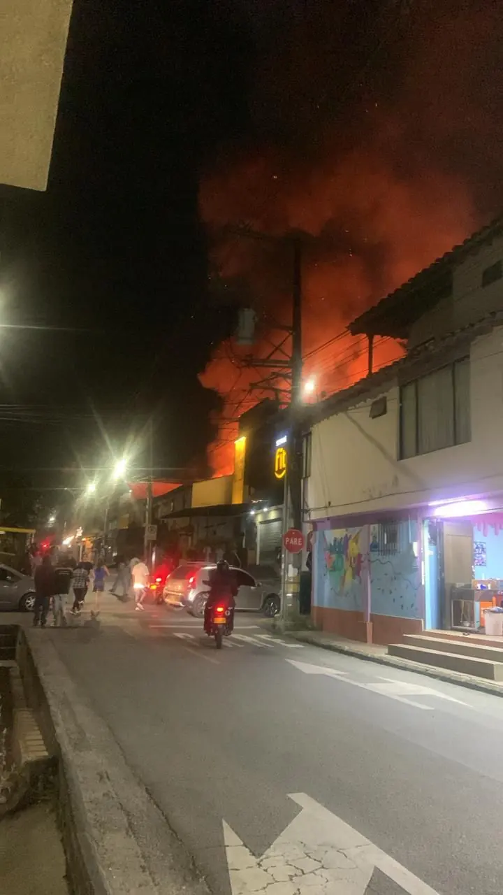 Tres locales y una vivienda en Rionegro afectados por incendio que ya fue controlado por bomberos