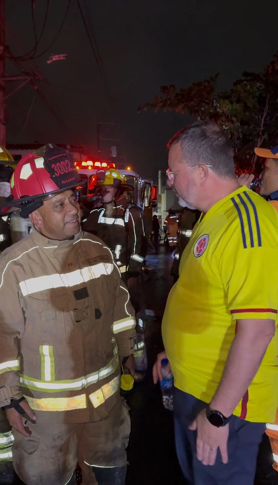 Fotos: Tres locales y una vivienda en Rionegro afectados por incendio que ya fue controlado por bomberos 2 Tres locales y una vivienda en Rionegro afectados por incendio que ya fue controlado por bomberos