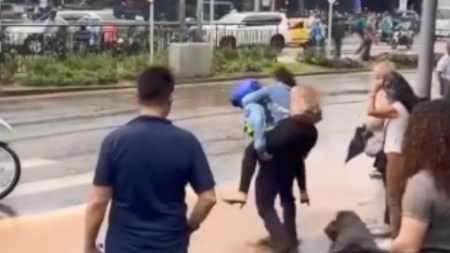 Agente de tránsito cargó a mujer para que no se empantanara en Medellín, el gesto fue aplaudido