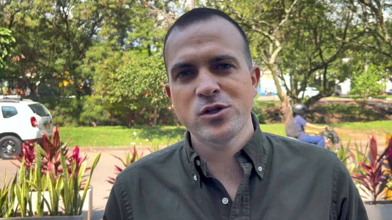 El concejal Alejandro De Bedout exige medidas tras piques ilegales en vía exclusiva del Metroplús