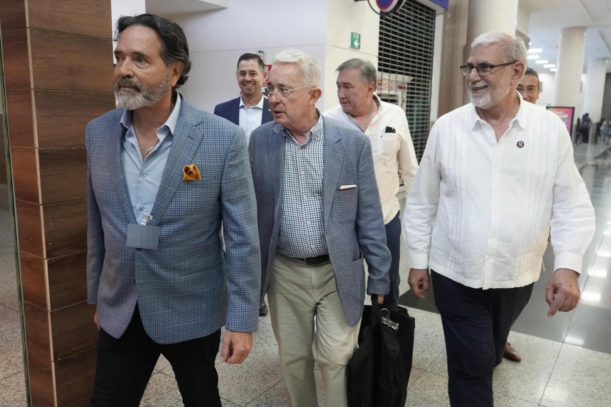 Álvaro Uribe recibe doctorado honoris causa en Ecuador tras conferencia ante auditorio lleno 2 Álvaro Uribe recibe doctorado honoris causa en Ecuador tras conferencia ante auditorio lleno