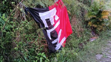 Bandera del ELN aparece en vía rural de Jardín, Antioquia