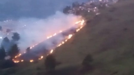 Bomberos de Medellín atienden voraz incendio forestal en el centro – oriente de la ciudad