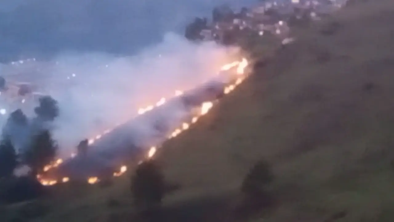 Bomberos de Medellín atienden voraz incendio forestal en el centro – oriente de la ciudad Bomberos de Medellín atienden voraz incendio forestal en el centro – oriente de la ciudad