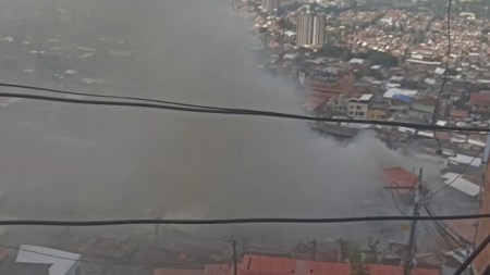 Bomberos controlaron incendio en el tercer piso de una casa en Manrique Bomberos controlaron incendio en el tercer piso de una casa en Manrique