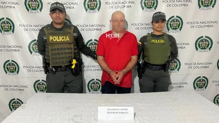 Capturan a hombre que le habría dado un golpe en el rostro a un policía en el parque principal de Cocorná