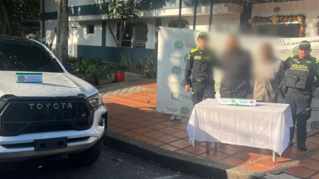 Capturan a dos hombres cuando intentaban cambiar placas de camioneta robada CarroRobado