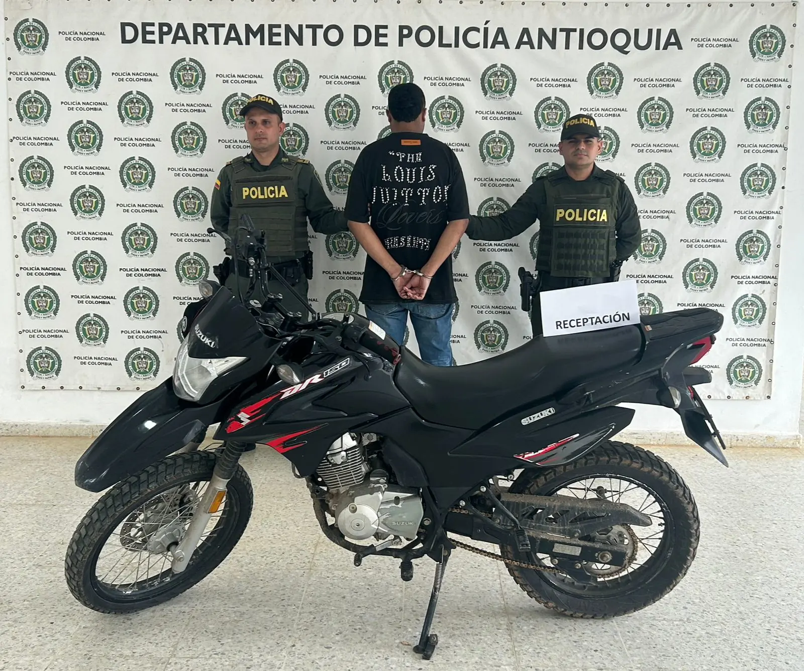 Policía realiza operativos en Antioquia y captura personas por porte de armas, drogas y motos robadas