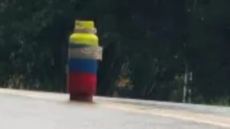 Cilindro con símbolos de las Farc alerta a autoridades en una vía de Yondó