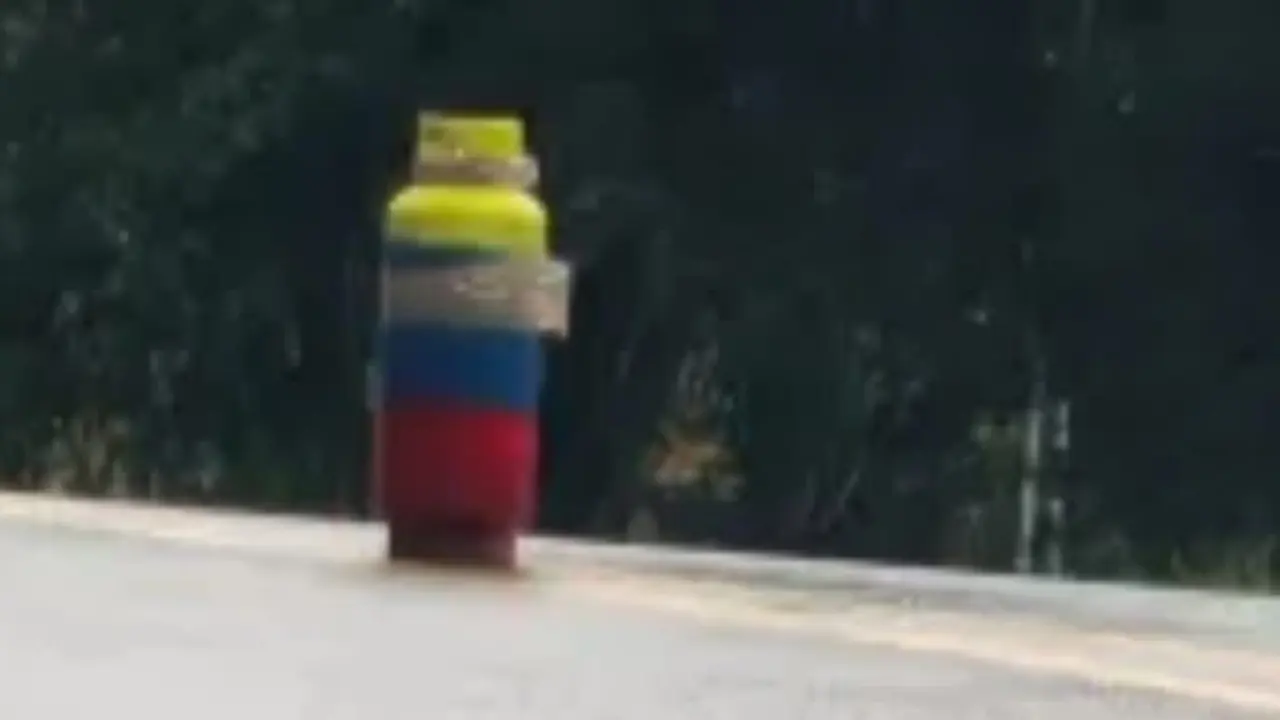 Cilindro con símbolos de las Farc fue instalado en una vía de Yondó, Antioquia Cilindro con símbolos de las Farc alerta a autoridades en una vía de Yondó