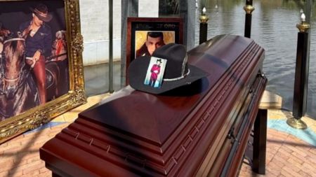 En estricta intimidad se cumplen las honras fúnebres de Yeison Jiménez