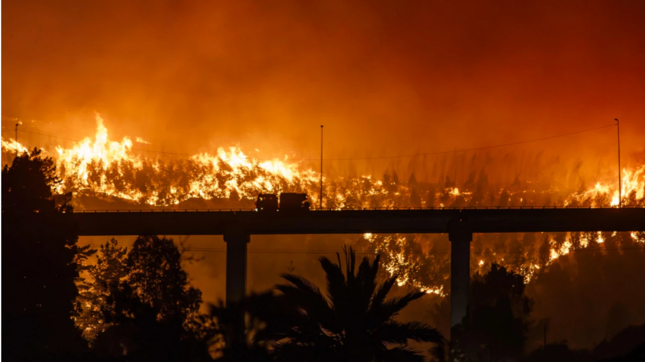 Videos. Incendios sin control en Chile provocan muertes, evacuaciones masivas y toque de queda IncendiosChile