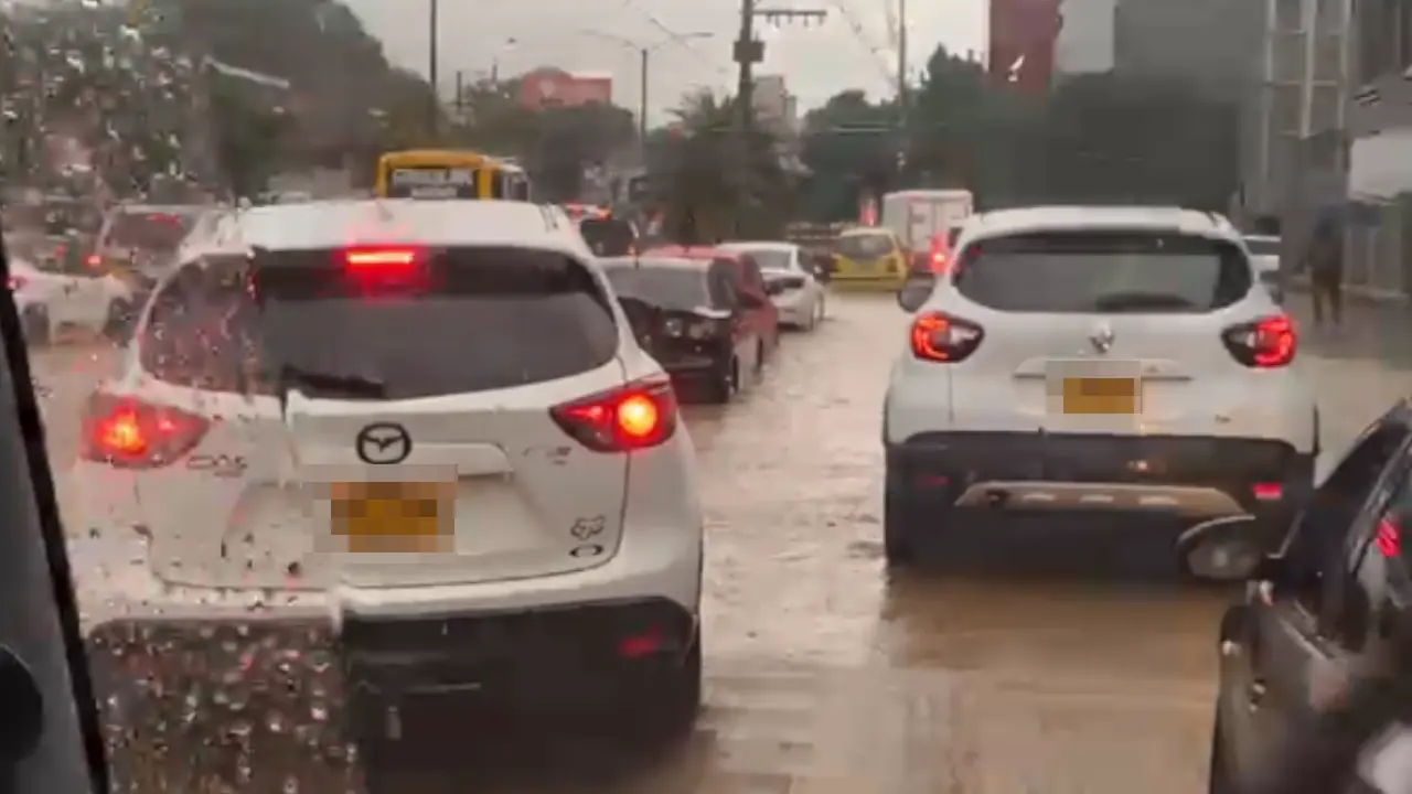 Lluvias provocan inundaciones en la avenida Las Vegas a la altura de Monterrey