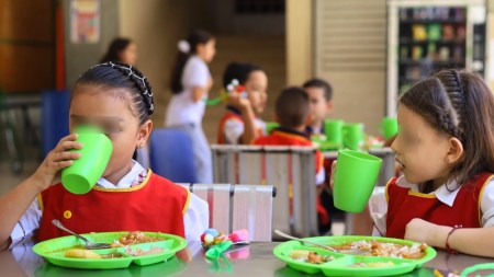 Todos comiendo bien: Medellín garantiza el PAE en 2026 y ampliará cobertura a 256.000 estudiantes PAE
