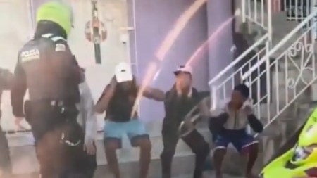 Policía pone a hacer sentadillas a jóvenes señalados de lanzar piedras a una vivienda