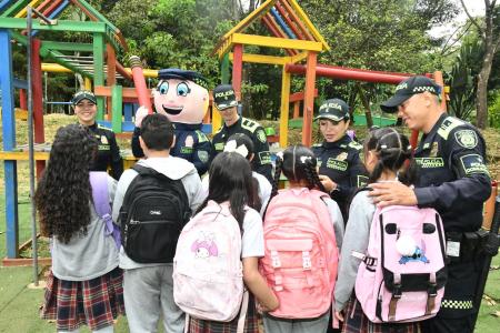 Más de 700 policías refuerzan la seguridad escolar en el Valle de Aburrá por el regreso a clases