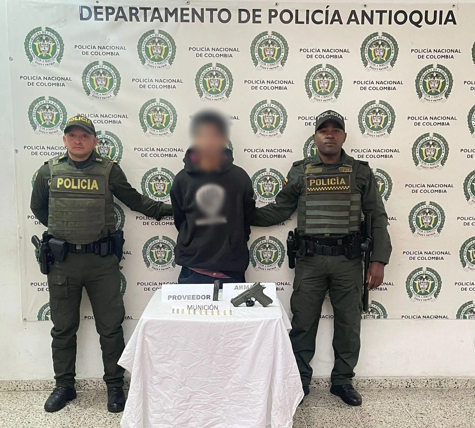 Policía realiza operativos en Antioquia y captura personas por porte de armas, drogas y motos robadas