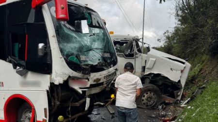 Se llevaron un susto en Yarumal: bus lleno de pasajeros chocó contra una mula en la vía a la Costa