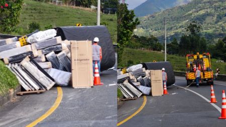 Un camión lleno de colchones terminó volcado en la vía que conecta a Medellín con Puerto Berrío camion de colchones