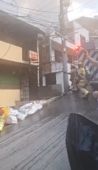 Bomberos controlaron incendio en el tercer piso de una casa en Manrique