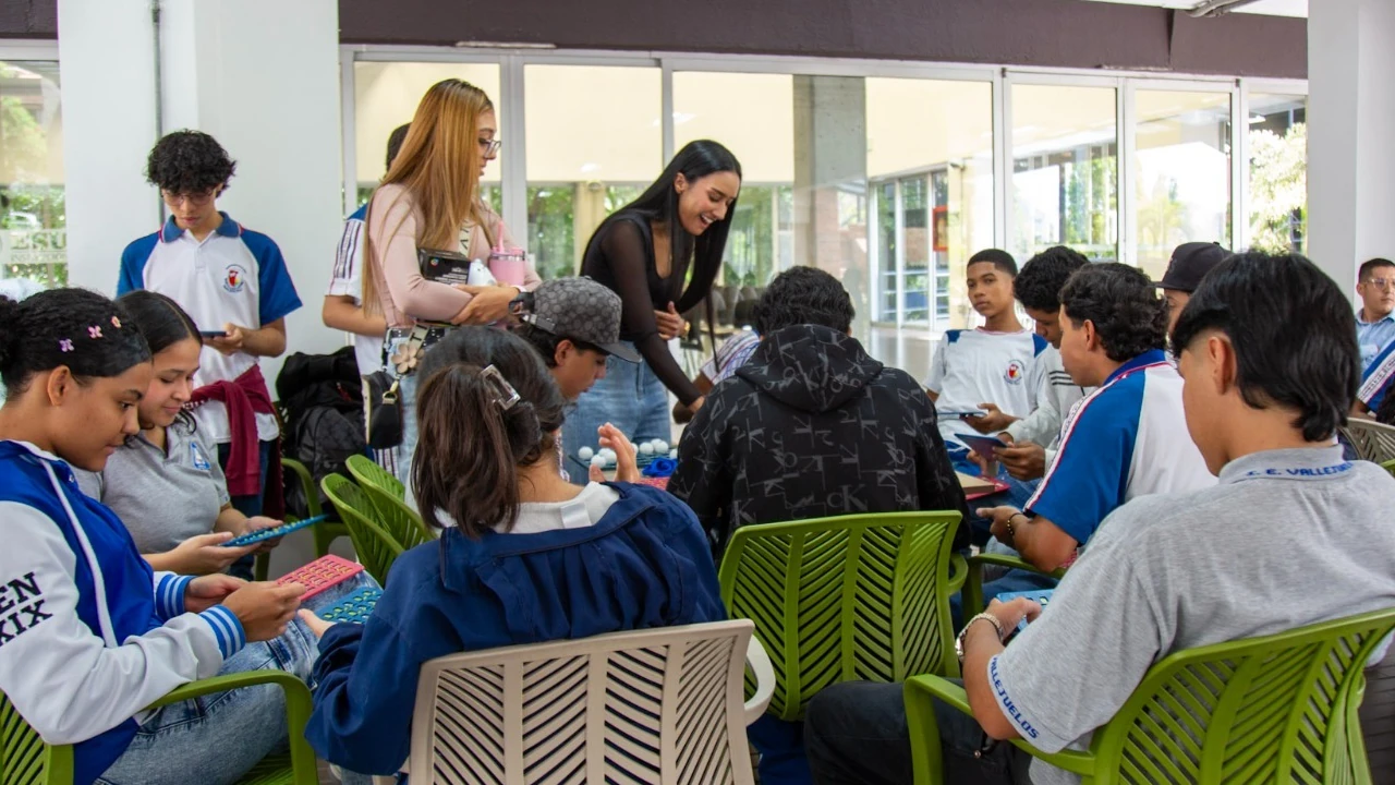 Formación en inglés llega a miles de ciudadanos en Medellín a través de convenios educativos 1 Formación en inglés llega a miles de ciudadanos en Medellín a través de convenios educativos