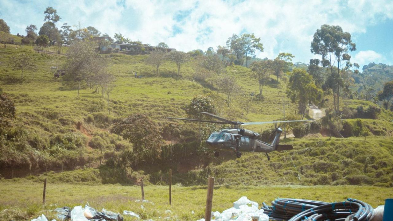 Operativo aéreo de alta precisión permite el traslado de insumos para reparar acueductos en Ebéjico insumos ebejico
