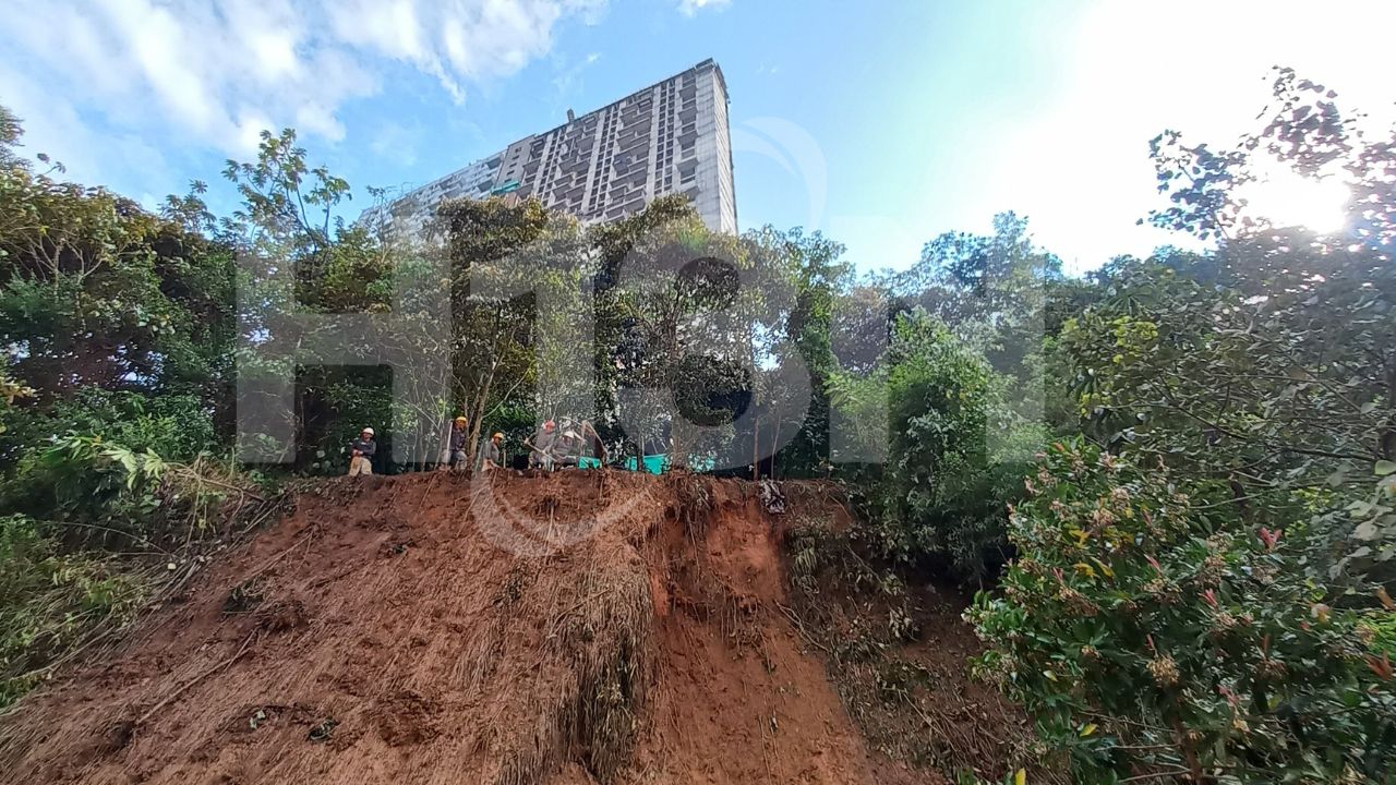 Susto en la loma «Sube o no sube»: Alcaldía descarta riesgo en edificio tras deslizamiento Deslizamiento de tierra generó alerta en la loma de San José, Sabaneta
