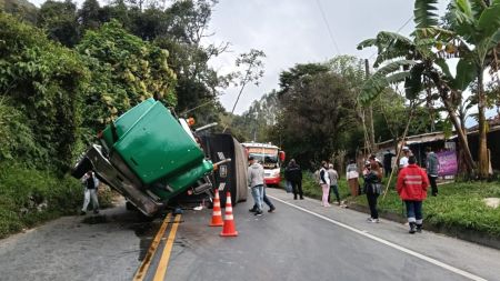 Cierre total en la vía Matasanos, se volcó una tractomula mula volcada matasanos