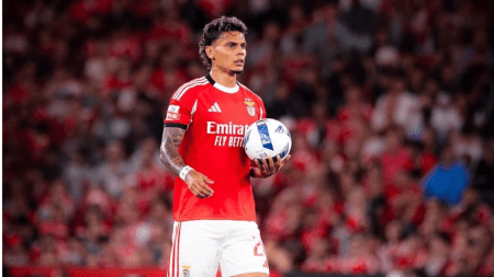 El Benfica confirmó este jueves la lesión del mediocampista Richard Ríos, quien sufrió una luxación anterior traumática del hombro derecho