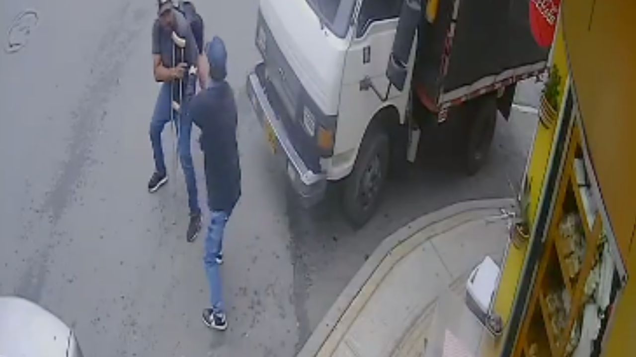 VIDEO: Se le llevaron los ahorros: a punta de pistola atracaron a un señor en muletas en Girardota robo girardota