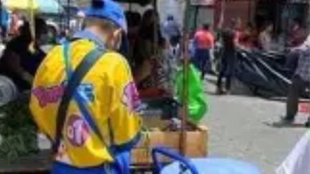 ¿Vendedores o empleados? Investigan a dos compañías por presunta explotación en las calles vendedores