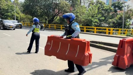 Alcaldía de Medellín habilita el tramo de la 10 afectado por creciente de quebrada Alcaldía de Medellín habilita el tramo de la 10 afectado por creciente de quebrada