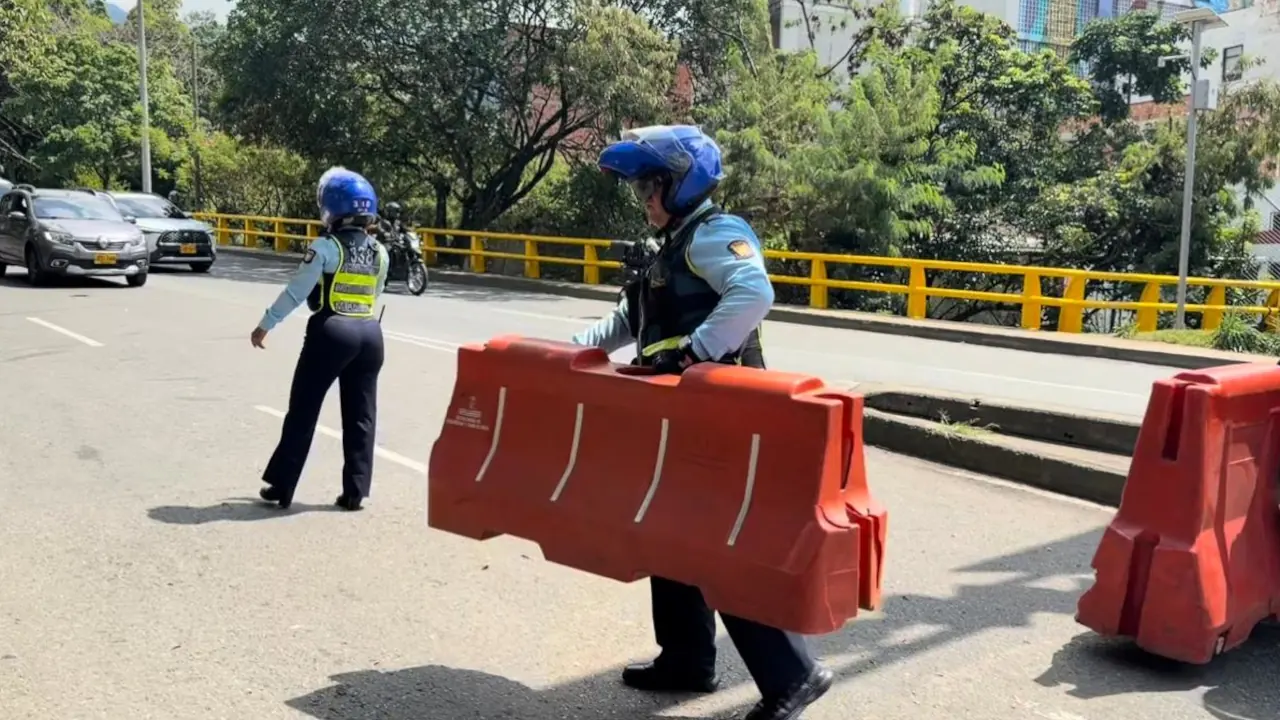 Alcaldía de Medellín habilita el tramo de la 10 afectado por creciente de quebrada