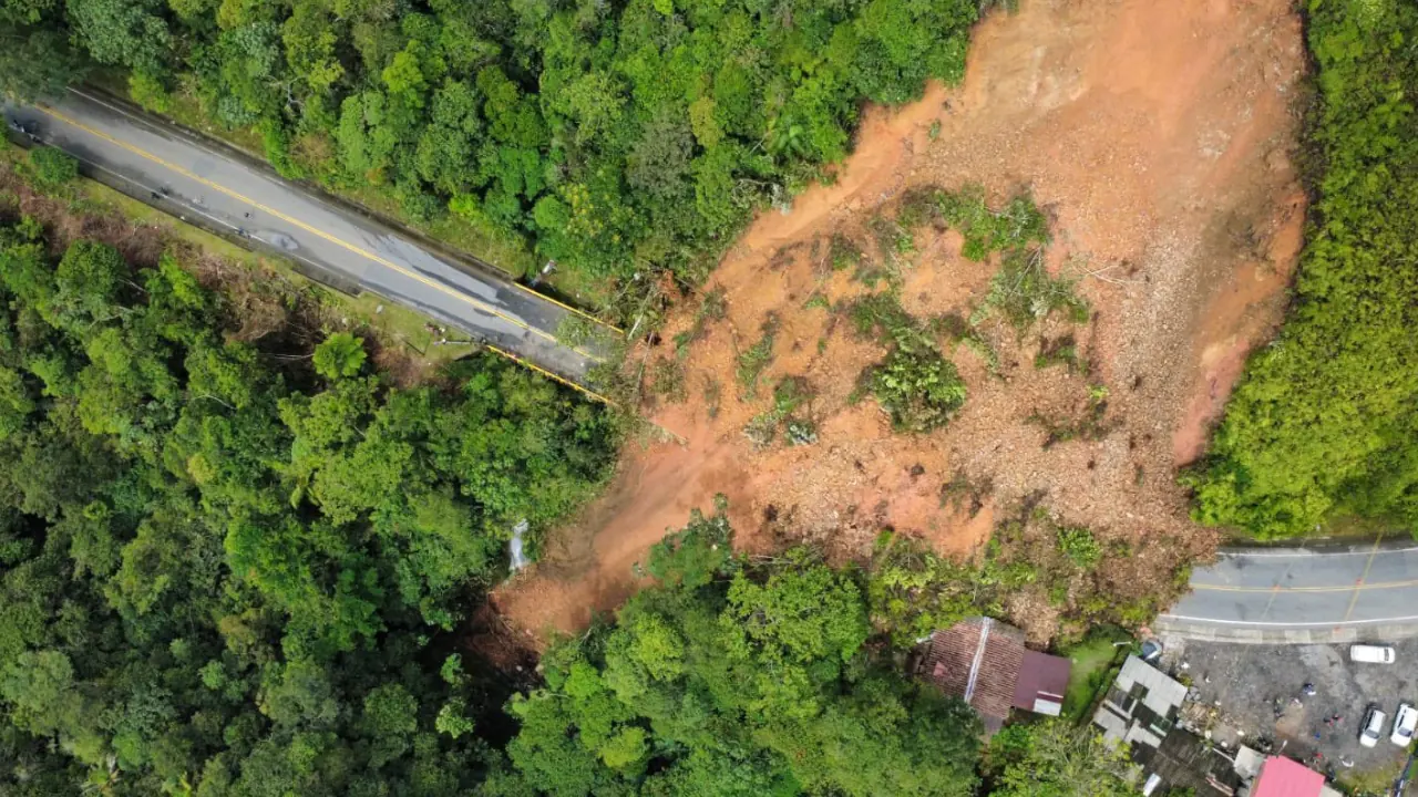 Avanzan los trabajos para abrir la vía Medellín Bogotá tras derrumbe