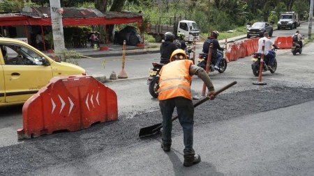 Bello refuerza vías con Escuadrón Tapahuecos en puntos críticosBello refuerza vías con Escuadrón Tapahuecos en puntos críticos