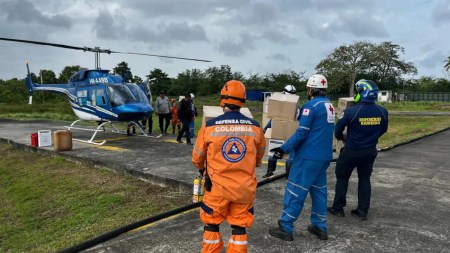 Bomberos de Rionegro llegan a Necoclí para reforzar entrega de ayuda humanitaria a comunidades damnificados